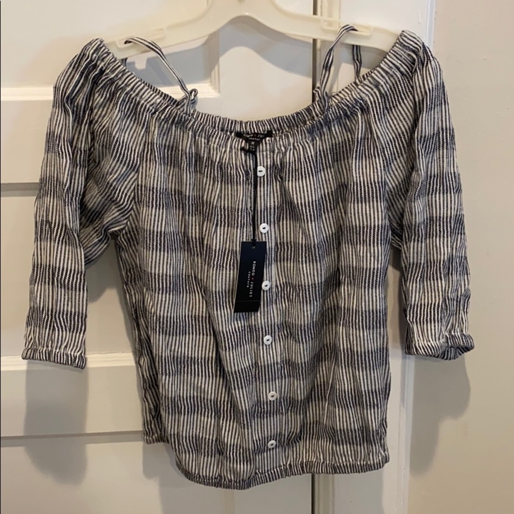 Romeo+Juliet off the shoulder button front top NWT